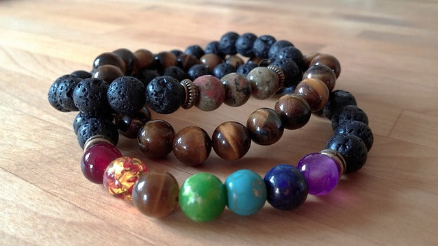 bracelet 7 chakras vertus - bracelets 7 chakras - bracelets joncs bouddhistes - bracelets tibétains - bracelets chakra -bracelets oeil de tigre