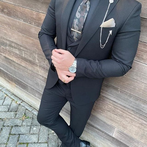 homme en costume pour mariage avec bracelet