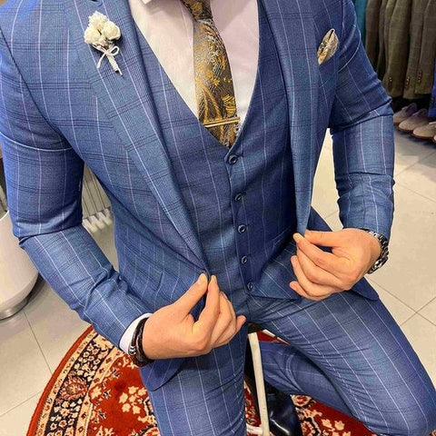 homme en costume avec bracelets