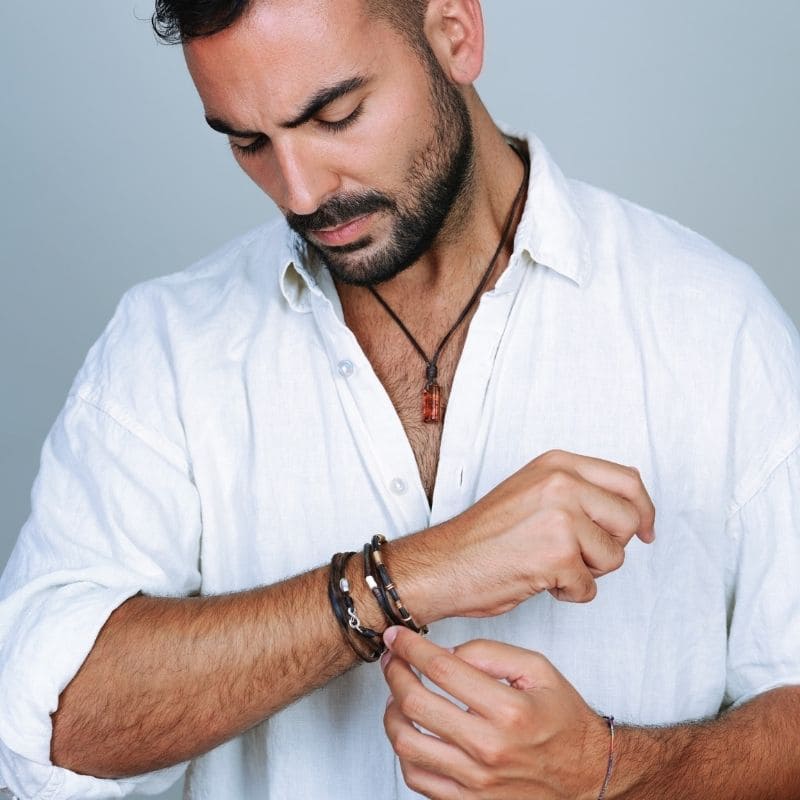 homme en chemise blanche avec un bracelet pour homme en cuir