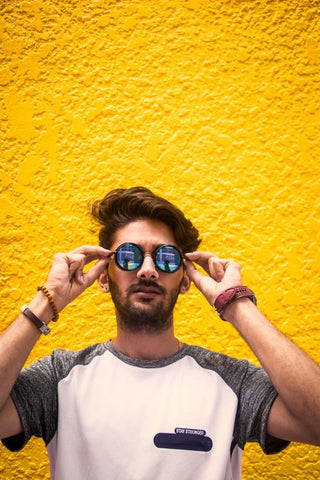 homme avec tenue décontracter et des bracelets