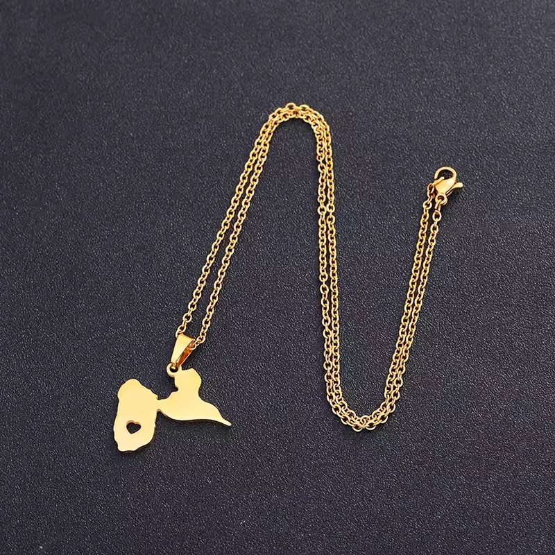 Collier homme Guadeloupe en perles noires et dorées, symbole de style et d'élégance tropicale.