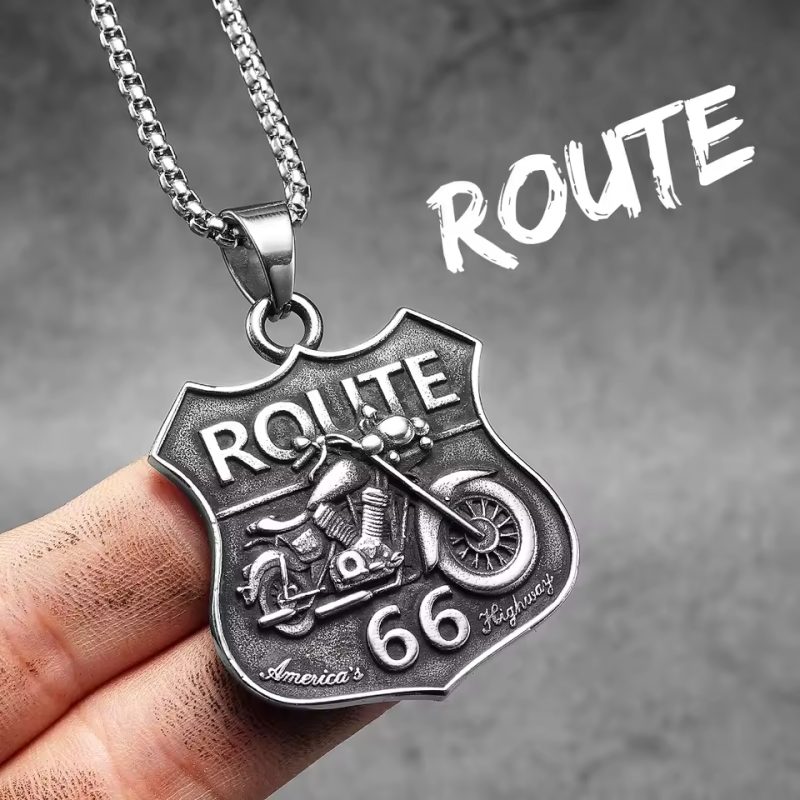 Collier biker homme en cuir avec chaîne métal, style robuste et tendance, parfait pour un look rebelle et masculin.