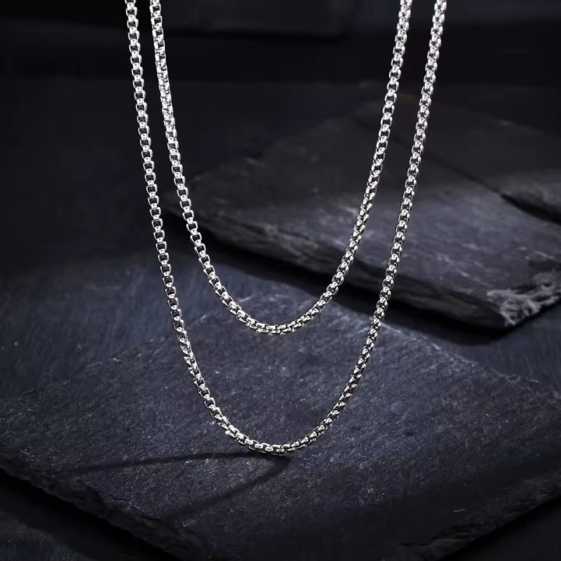 Double collier homme en acier inoxydable, style moderne et robuste, idéal pour un look tendance et masculin.