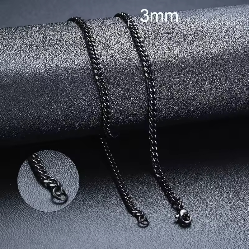 Collier noir pour homme en acier inoxydable, style moderne et élégant, idéal pour compléter une tenue masculine.