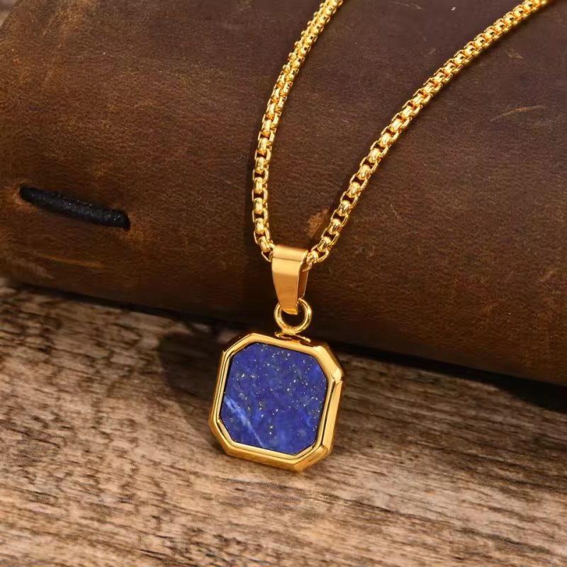 Collier homme en lapis lazuli, pierre bleue profonde et ornement élégant, idéal pour un style sophistiqué et masculin.