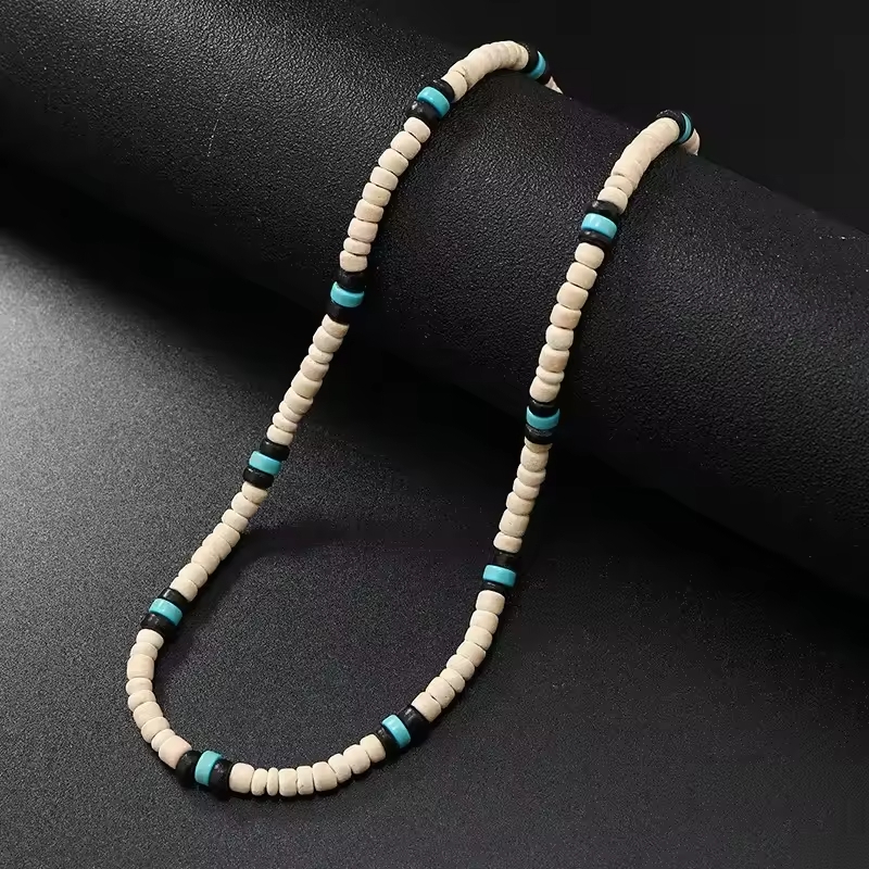 Collier surfeur homme en corde nautique avec pendentif en métal, style décontracté et tendance pour un look marin.
