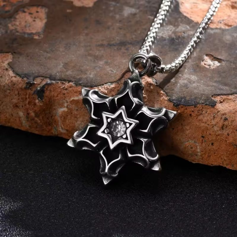 Collier étoile pour homme en acier inoxydable, pendentif étoile suspendu sur chaîne fine, style élégant et moderne.