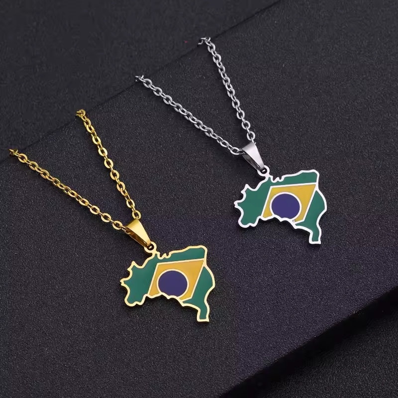 Collier brésilien homme en cuir avec pendentif en acier, style authentique et tendance, idéal pour un look décontracté.