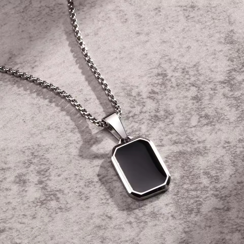 Collier homme avec pendentif en acier inoxydable, style moderne et élégant, parfait pour un look masculin et tendance.