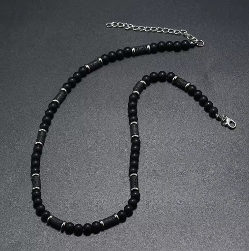 Collier homme avec perles noires élégantes, finition raffinée, idéal pour un style sophistiqué et moderne.