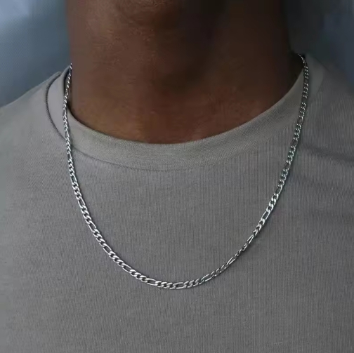 Collier chaîne homme en acier inoxydable, style robuste et moderne, porté en accessoire tendance et intemporel.