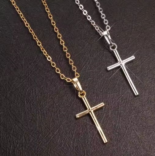 Collier croix en acier pour homme, chaîne robuste et pendentif religieux, élégant accessoire pour un style masculin.