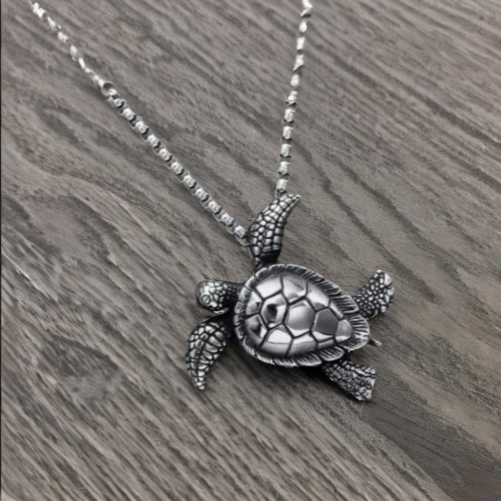 Collier homme avec pendentif tortue en métal argenté, chaîne fine et design élégant, parfait pour un style décontracté.