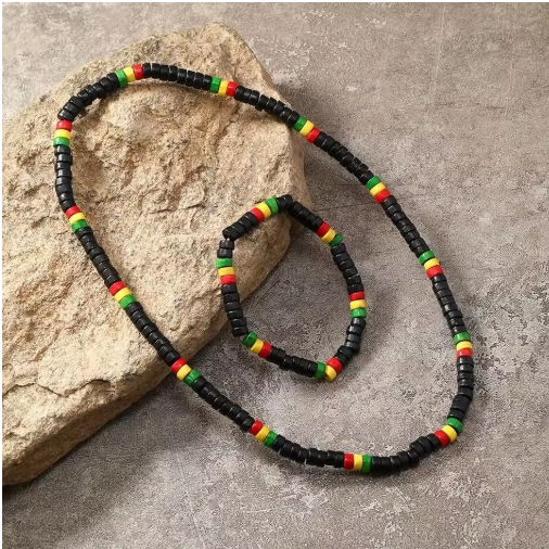 Collier rasta homme en perles colorées rouge, jaune et vert, style bohème, porté sur un fond blanc.