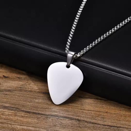 Collier mediator homme en métal argenté, design sobre avec pendentif médiator rectangulaire et chaîne fine élégante.