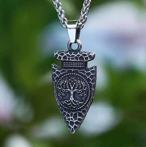 Collier homme avec pendentif arbre de vie en métal argenté sur chaîne fine, symbole de force et d’équilibre.