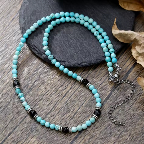 Collier homme avec pendentif turquoise en argent, style moderne et élégant, parfait pour un look casual ou sophistiqué.