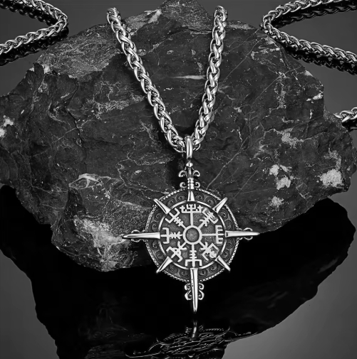 Collier viking pour homme en acier avec pendentif runique, style robuste et authentique, parfait pour un look guerrier.