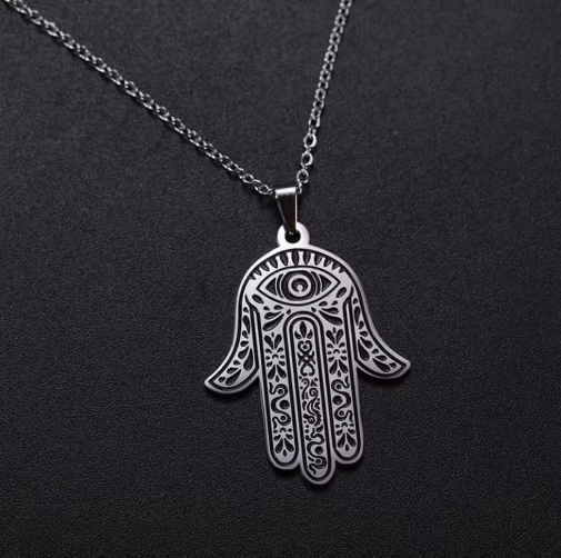 Collier homme avec pendentif Main de Fatma en métal argenté, symbole de protection et de chance, élégant et tendance.