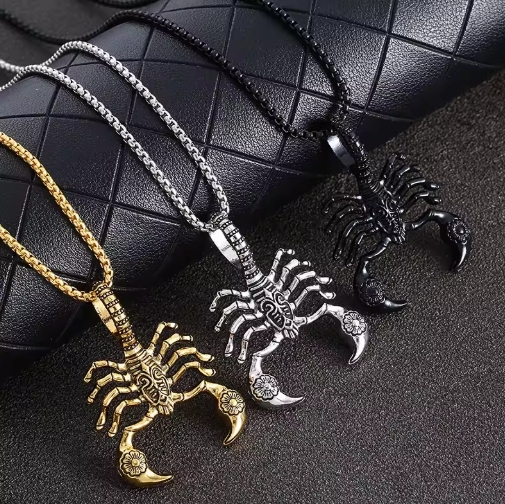 Collier homme avec pendentif en forme de scorpion en métal argenté, style élégant et mystérieux, idéal pour un look affirmé.
