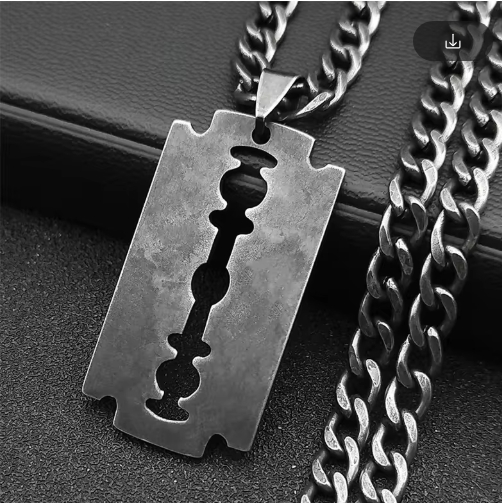 Collier homme avec pendentif en forme de lame de rasoir, design élégant et moderne, en acier inoxydable, idéal pour un style audacieux.