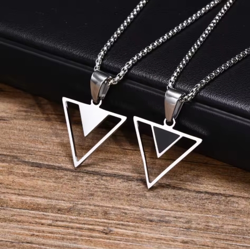Collier homme en forme de triangle en acier inoxydable, style moderne et minimaliste, parfait pour un look tendance et masculin.