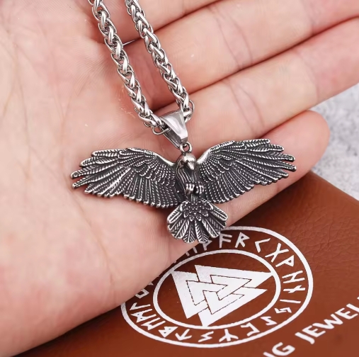 Collier homme avec pendentif aigle en métal, symbole de puissance et de liberté, design élégant et masculin.