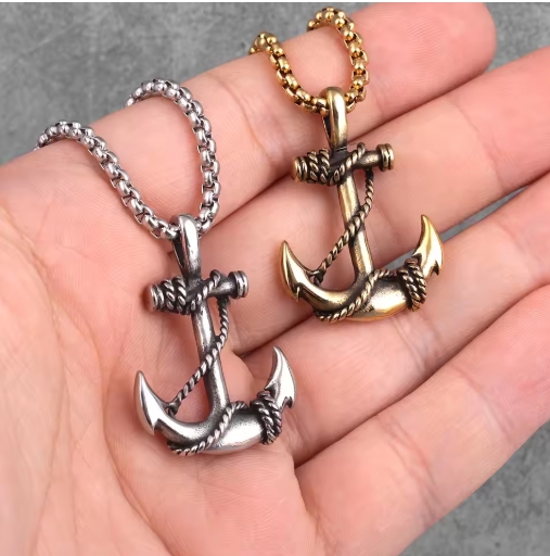 Collier homme avec pendentif ancre en métal, style nautique, chaîne solide et élégante, parfait pour un look marin et tendance.