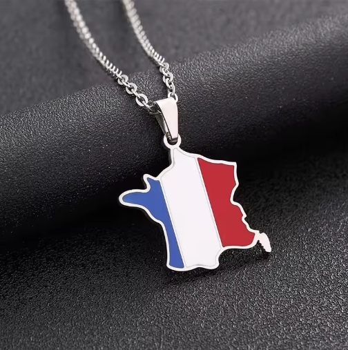Collier homme France en acier inoxydable avec pendentif tricolore, symbole patriotique et style élégant.