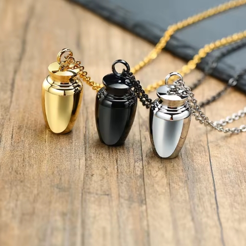 Collier urne funéraire pour homme en acier inoxydable, avec pendentif discret pour garder une urne funéraire proche de soi.