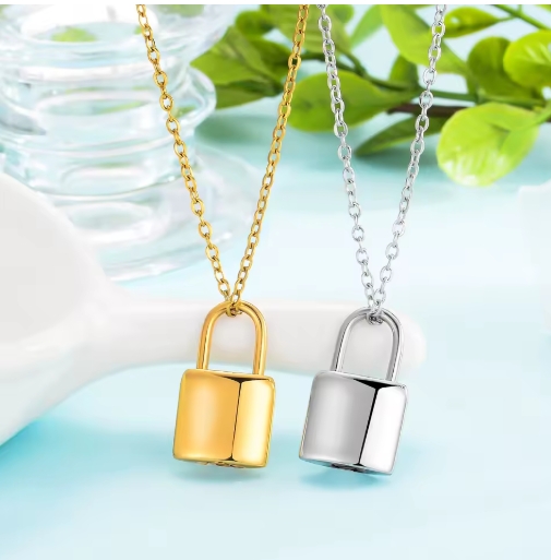 Collier cadenas pour homme en métal, style robuste et moderne, parfait pour un look tendance et sécurisé.