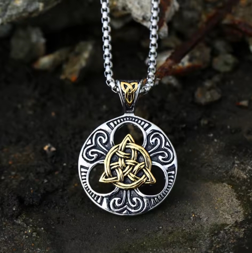 Collier celtique homme en argent avec motif traditionnel, chaîne robuste et design élégant pour un style authentique.