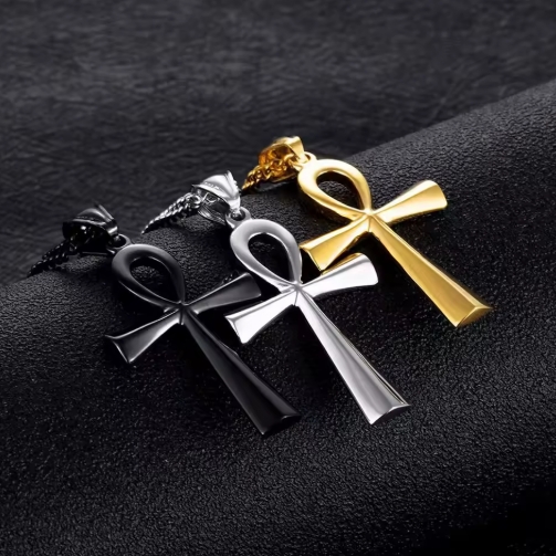 Collier égyptien pour homme en or antique avec motifs hiéroglyphiques, symbole de pouvoir et d'élégance.