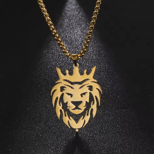 Collier homme orné d’un pendentif lion en métal, symbole de force et de courage, élégant et tendance pour un style affirmé.
