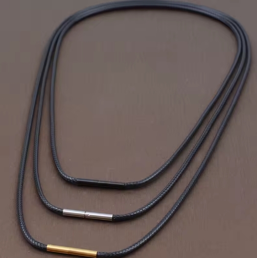 Collier en cuir tressé pour homme, élégant et robuste, porté en ras de cou pour un style mode et masculin.