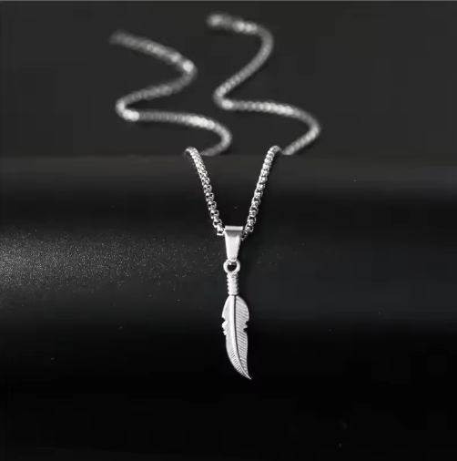 Collier plume homme en argent, avec pendentif en forme de plume élégante, idéal pour un style tendance et masculin.
