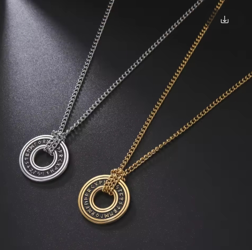 Collier médiéval pour homme en acier, orné de détails gravés, idéal pour un style authentique et sophistiqué.
