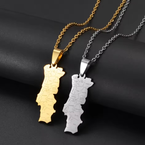 Collier homme Portugal en argent avec pendentif en forme de drapeau, élégant et symbolique, parfait pour les fans de football ou de Portugal.