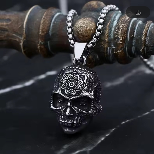Collier homme en métal avec pendentif tête de mort, style robuste et tendance, idéal pour un look rock ou biker.