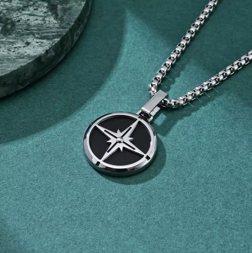 Collier rose des vents pour homme en métal argenté, symbole d'aventure et de liberté, porté en bijou tendance et masculin.