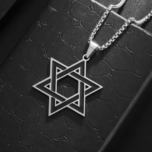Collier étoile de David en acier inoxydable pour homme, pendentif symbolique et élégant, idéal pour un style masculin et spirituel.