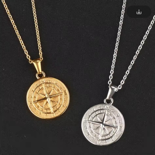 Collier boussole en acier pour homme, pendentif robuste et élégant, idéal pour l'aventure et le style.