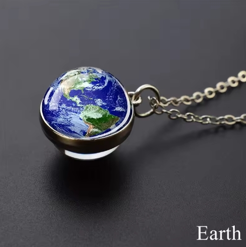 Collier homme avec pendentif en forme de planète, design élégant et moderne, parfait pour un style cosmique et tendance.