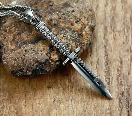 Collier élégant avec pendentif en forme de couteau en acier inoxydable, finition brillante, parfait pour un style original et moderne.