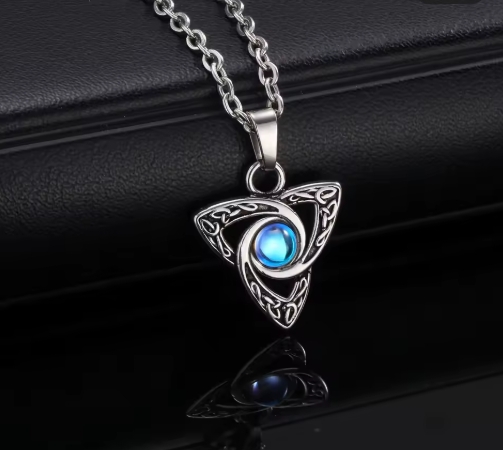 Collier homme en pierre de lune, pendentif rond et élégant, serti sur une chaîne en acier inoxydable, parfait pour un style sophistiqué.