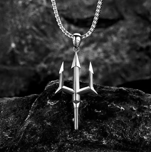 Collier pour homme avec pendentif trident en acier inoxydable, style marin et tendance, idéal pour un look masculin et audacieux.