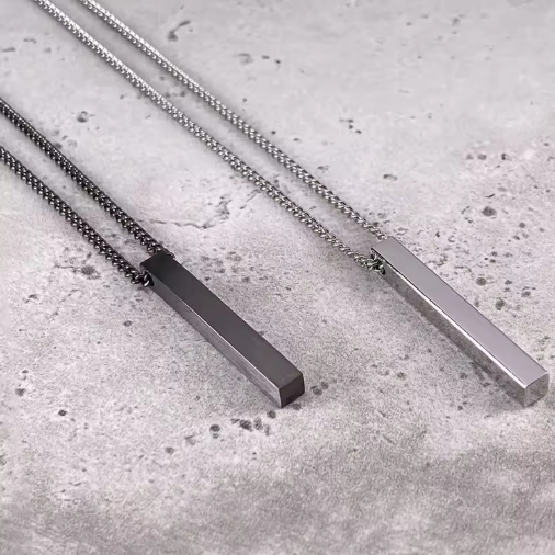 Collier homme avec pendentif barre en acier inoxydable, style minimaliste et moderne, idéal pour un look tendance et élégant.