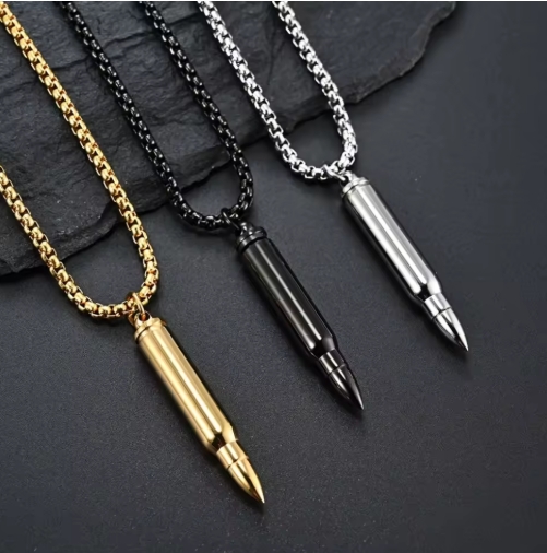Collier homme avec pendentif en balle en acier inoxydable, style moderne et robuste, idéal pour un look masculin et tendance.