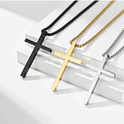 Collier religieux homme en métal, pendentif croix gravée, chaîne robuste pour un style spirituel et élégant.
